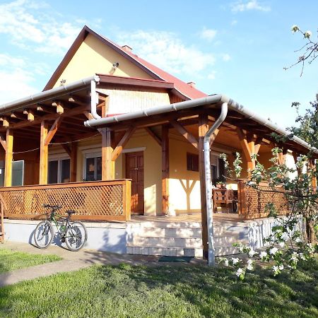 Отель Oerveny Vendeghaz Тисафюред Экстерьер фото