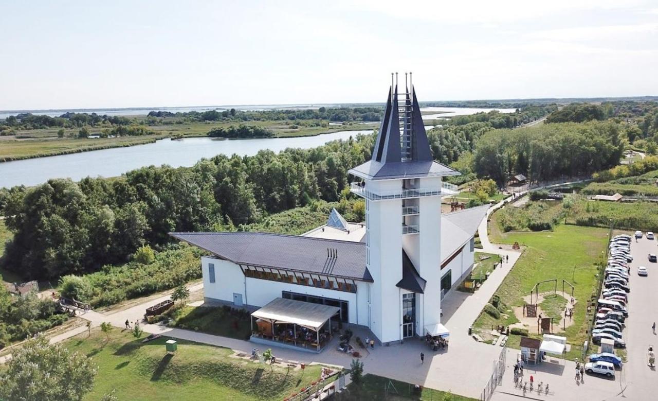 Отель Oerveny Vendeghaz Тисафюред Экстерьер фото