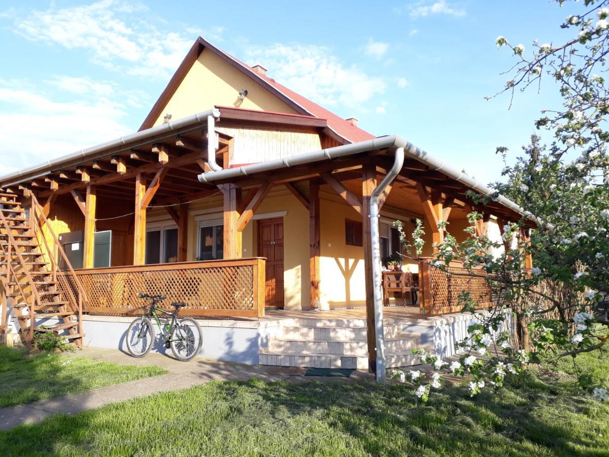 Отель Oerveny Vendeghaz Тисафюред Экстерьер фото