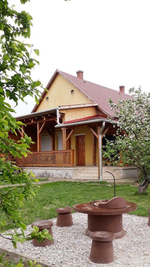 Отель Oerveny Vendeghaz Тисафюред Экстерьер фото